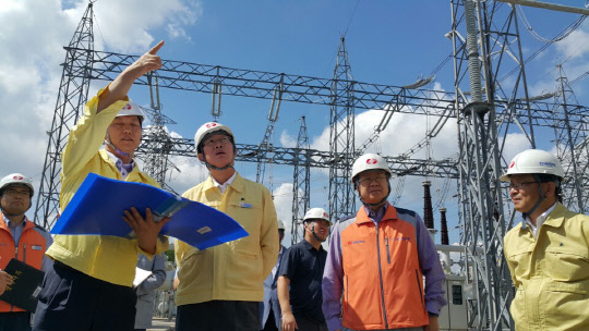 조환익 한국전력 사장(앞줄 왼쪽 두번째)이 경주 지진발생과 관련 13일 진원지 인근지역인 울주변전소 현장점검을 하고 있다. <한국전력 제공>